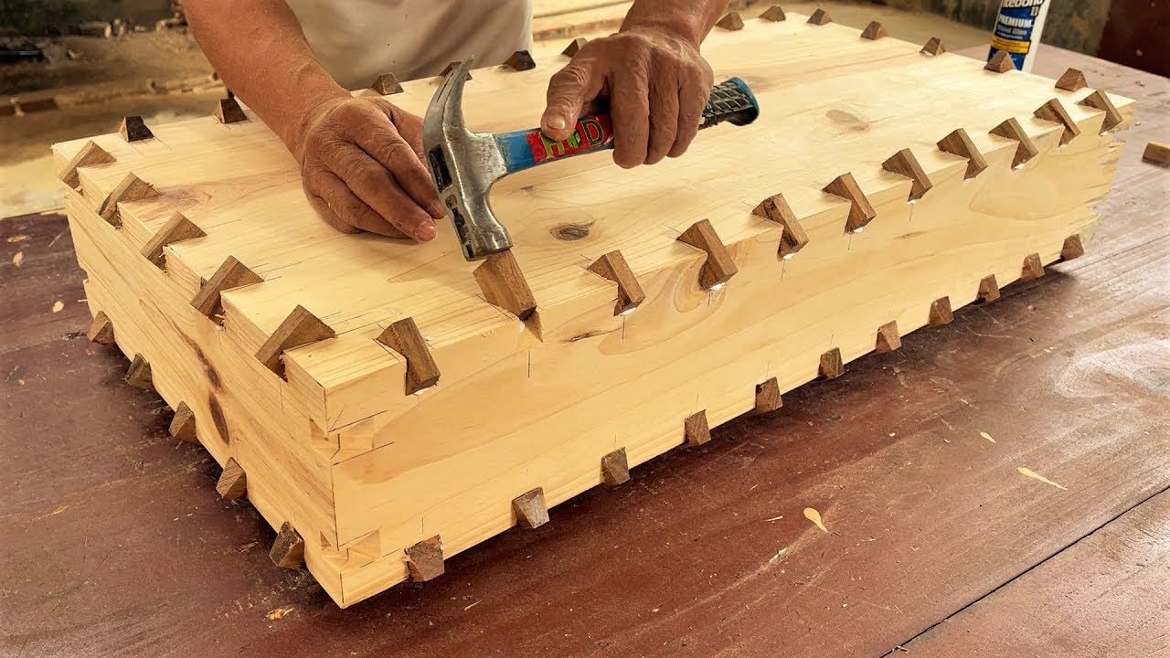 Saving Space Smart Folding Picnic Table // Skillful Woodworking Techniques with Dovetail Joints